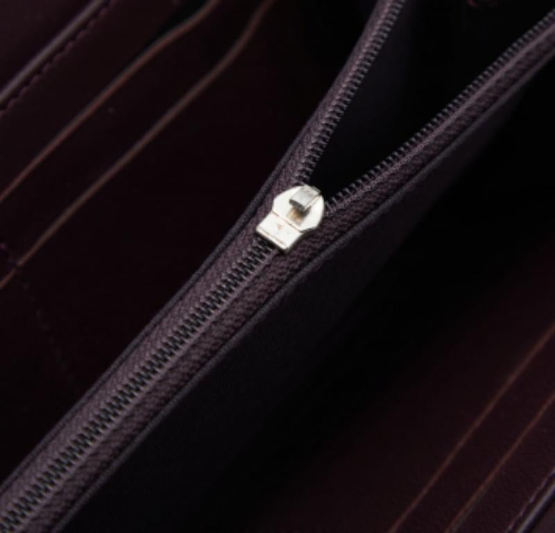 Chanel Portefeuille CC zippé en cuir matelassé violet État moyen - En vente à Dubai, Al Qouz 2