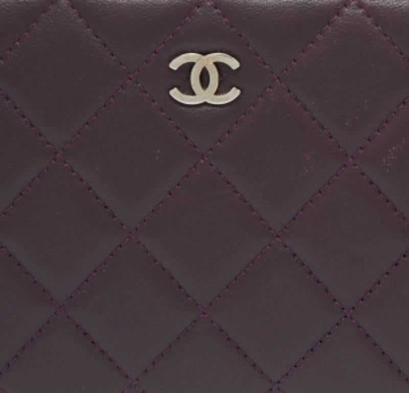 Chanel Portefeuille CC zippé en cuir matelassé violet en vente 1