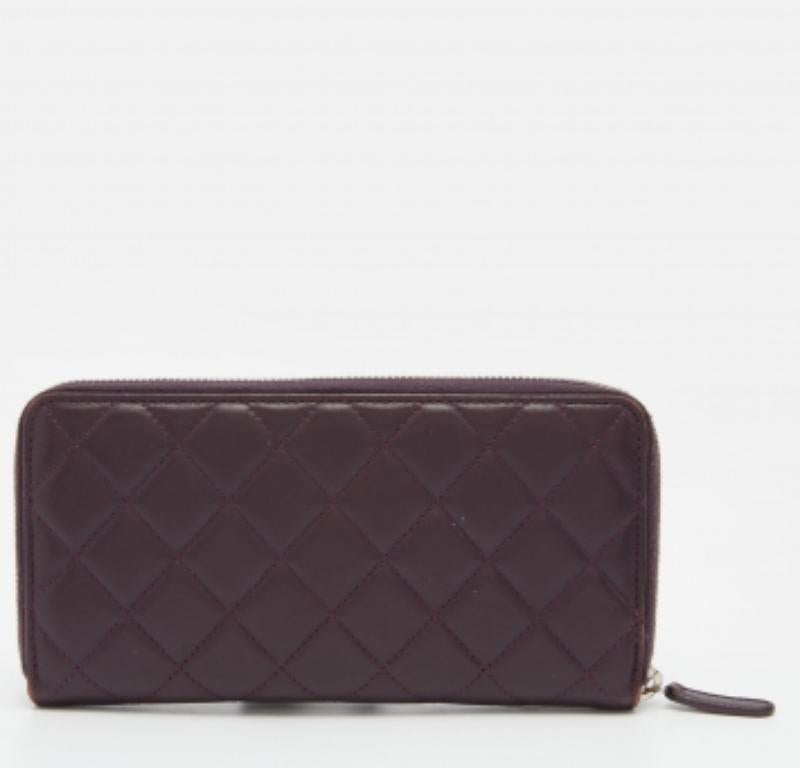 Chanel Portefeuille CC zippé en cuir matelassé violet en vente 2