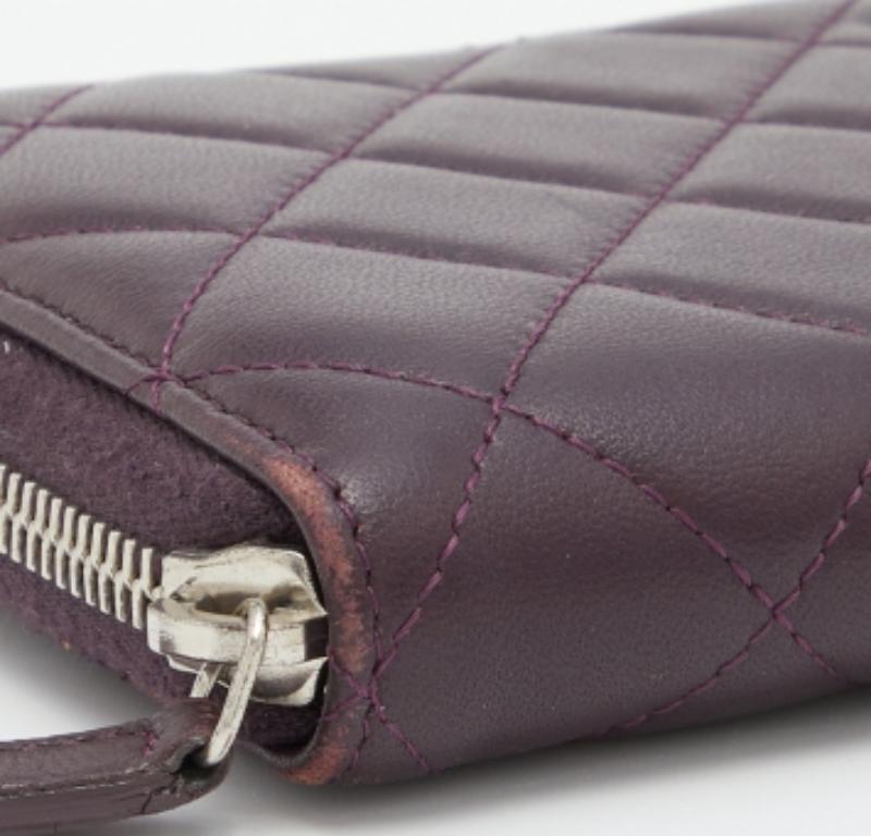 Chanel Portefeuille CC zippé en cuir matelassé violet en vente 3