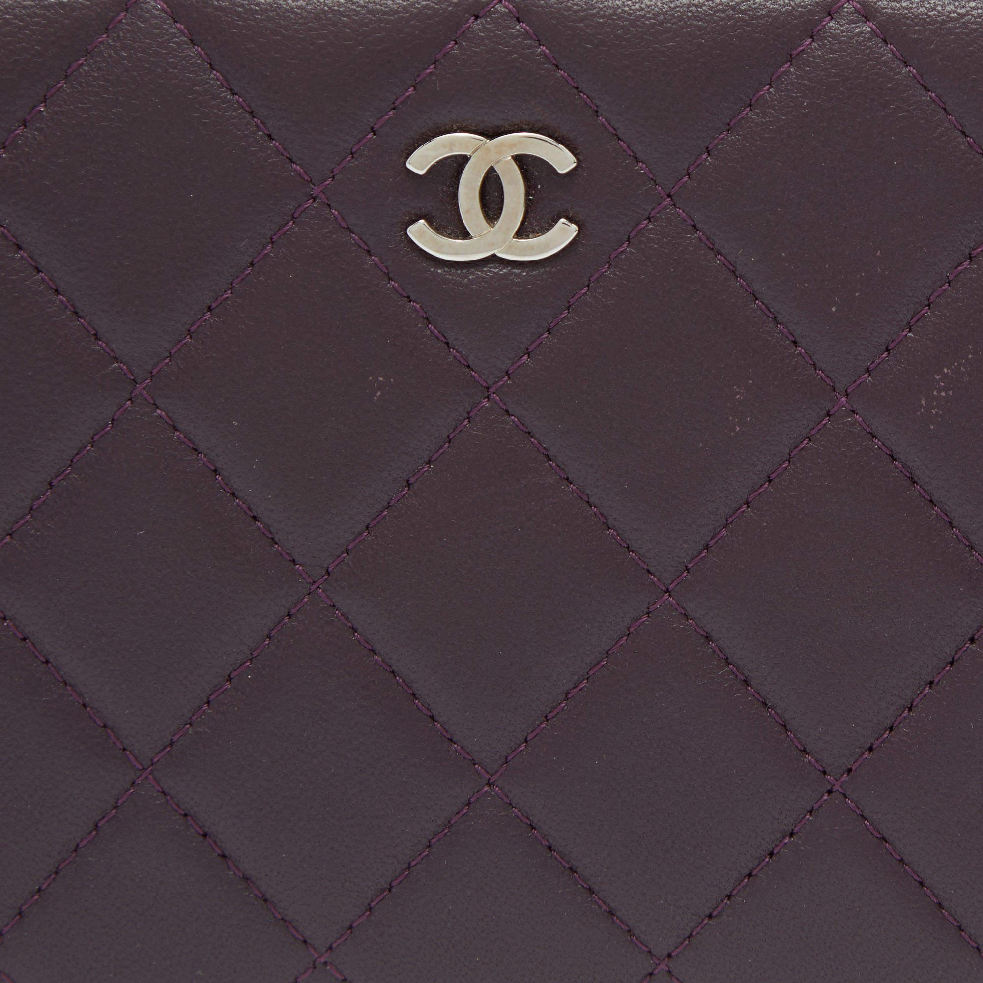 Chanel Lila gestepptes Leder CC Portemonnaie mit Reißverschluss im Angebot 4