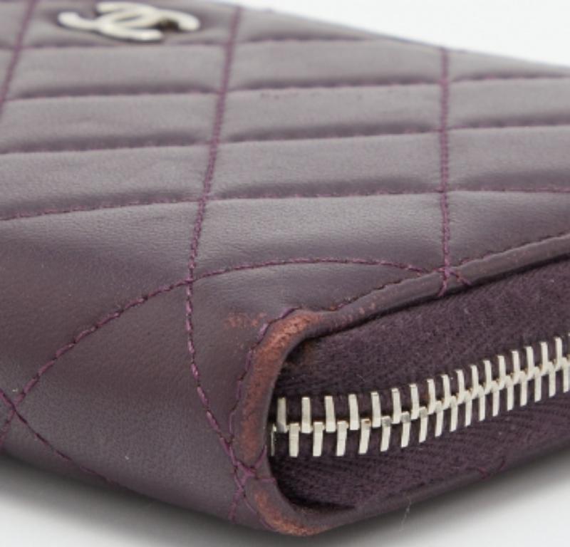 Chanel Portefeuille CC zippé en cuir matelassé violet en vente 4