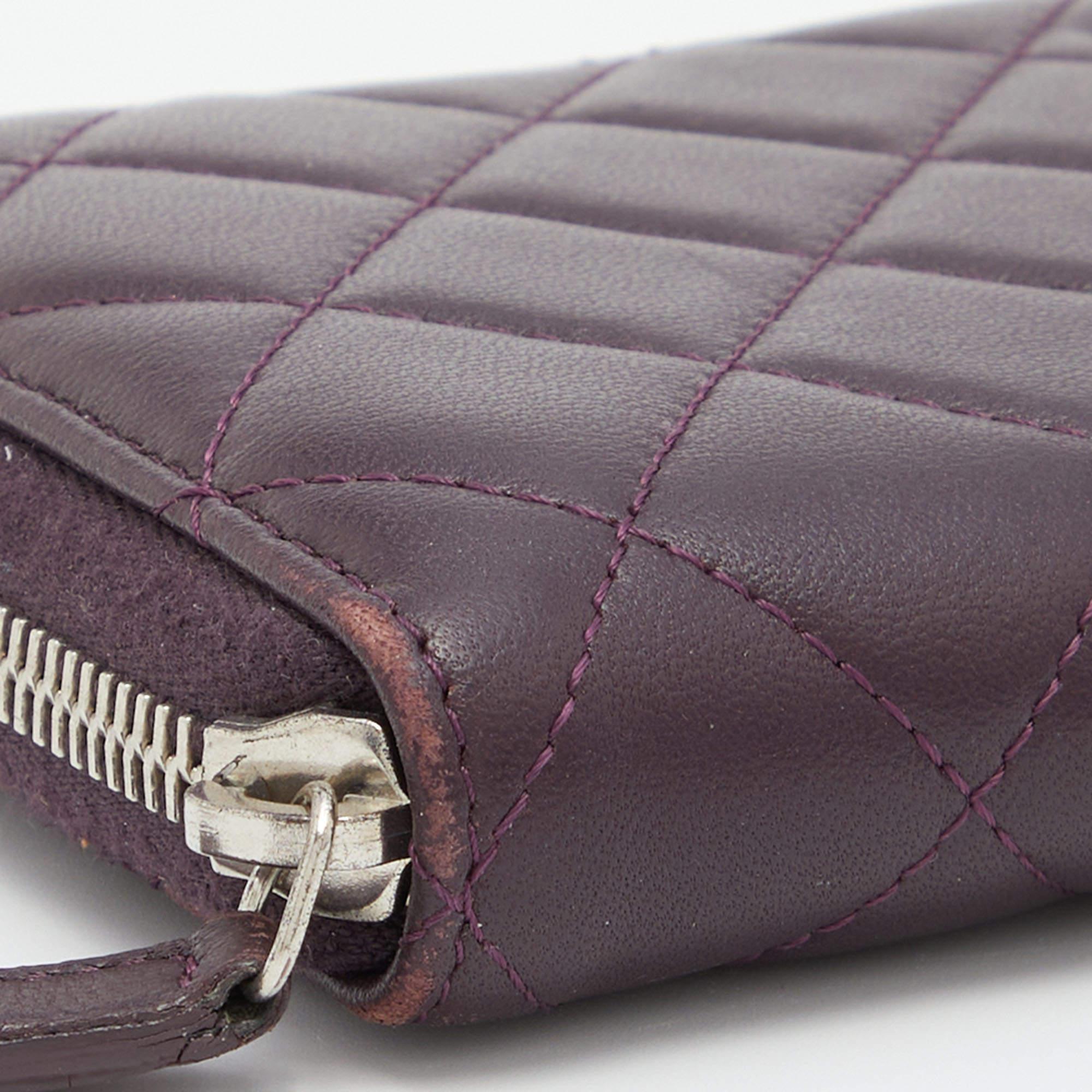 Chanel Lila gestepptes Leder CC Portemonnaie mit Reißverschluss im Angebot 5