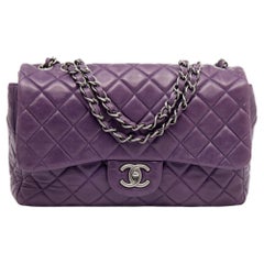 Chanel Lila gesteppte Jumbo Classic Flap Tasche aus Leder