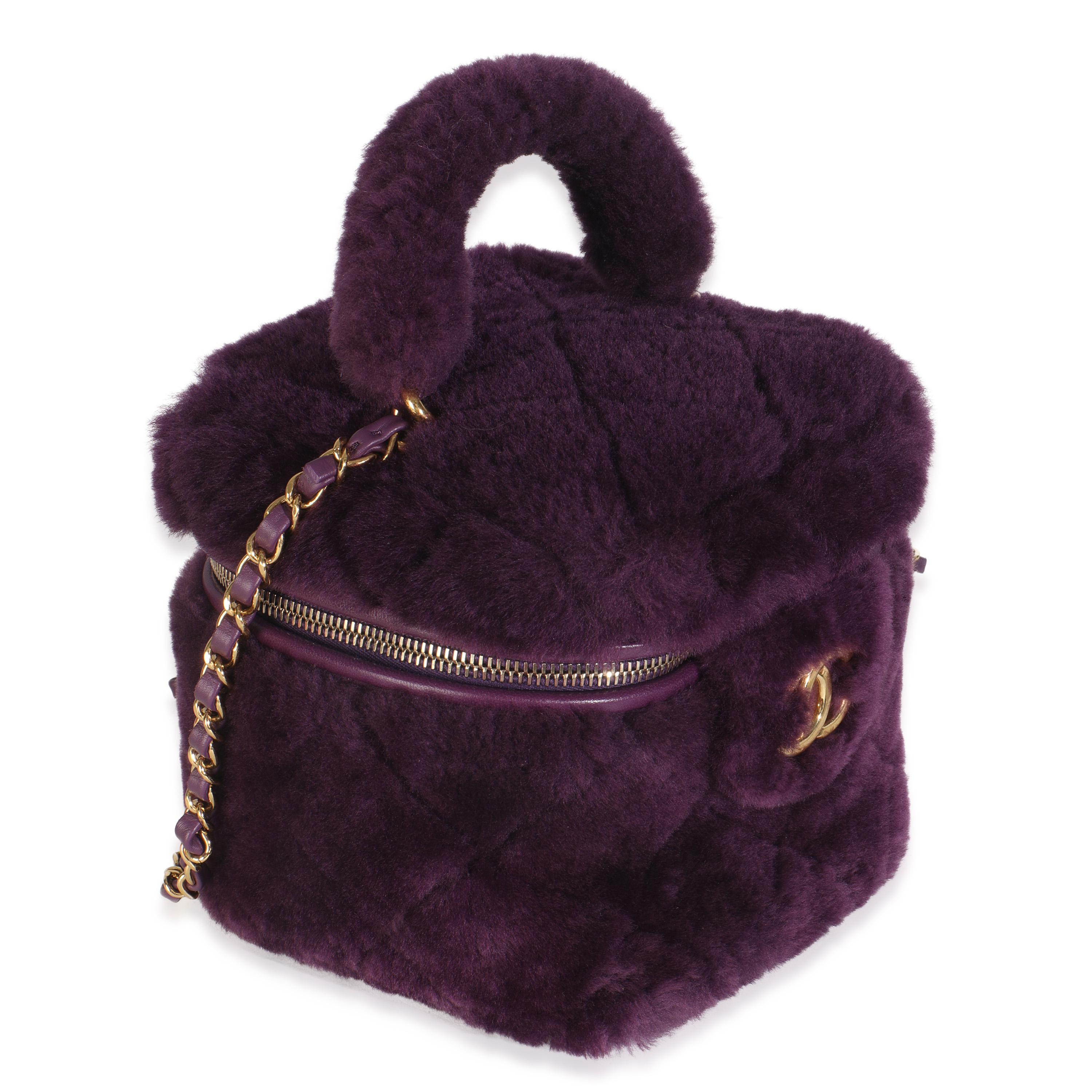Noir Chanel Purple Quilted Shearling Lambskin Small Vanity Case en vente
