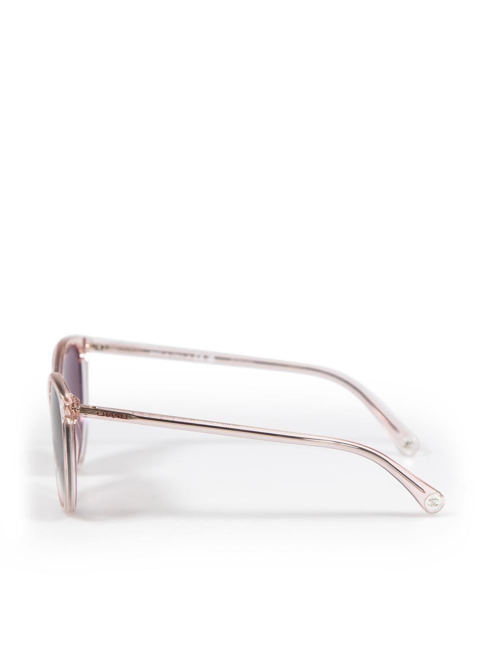Chanel Lila Pantos-Sonnenbrille mit rundem Rahmen und Logo Damen im Angebot