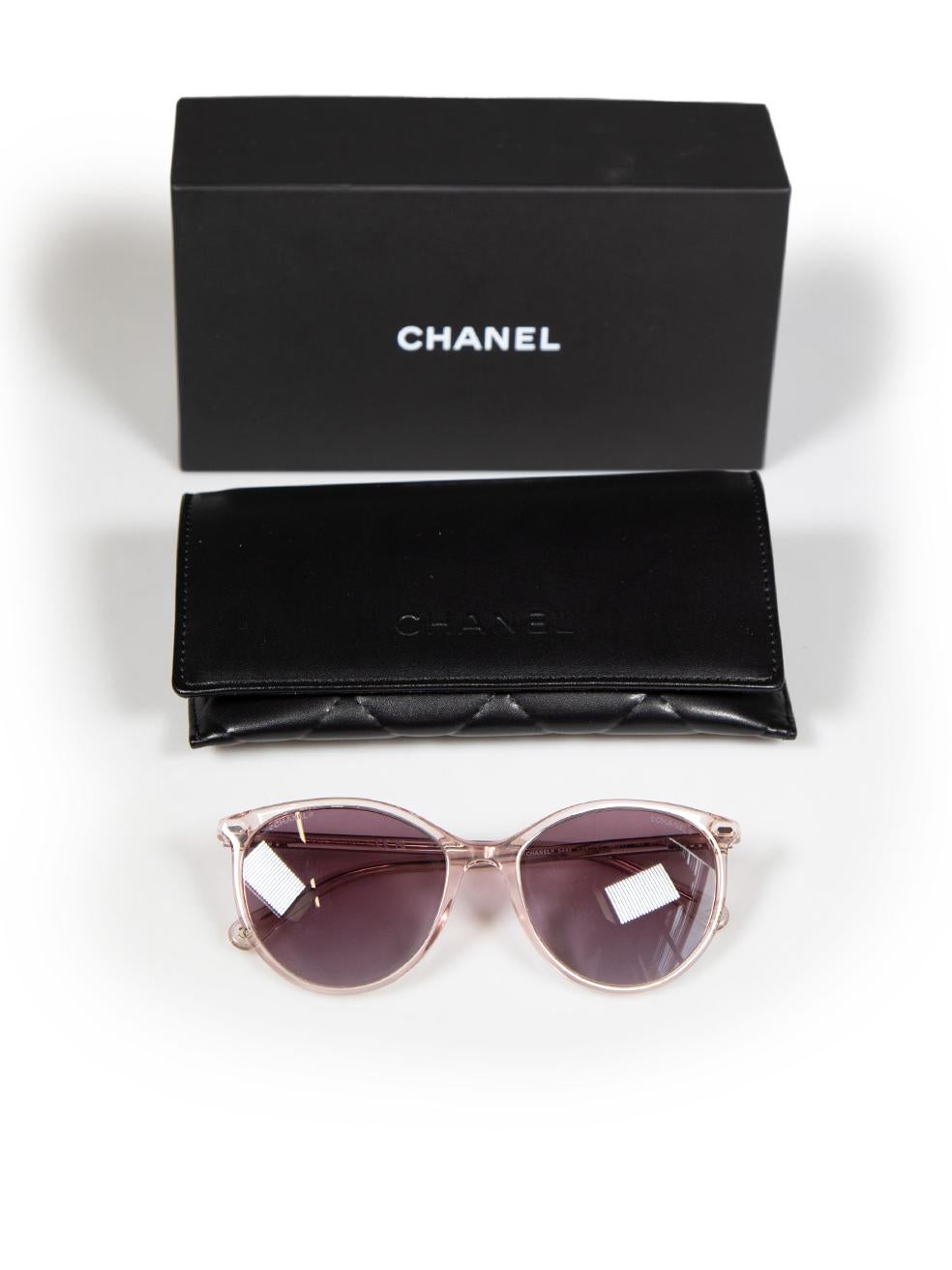 Chanel Lila Pantos-Sonnenbrille mit rundem Rahmen und Logo im Angebot 1