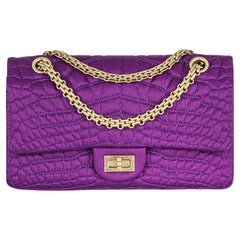 Petit sac Chanel 2.55 en satin violet réédition 255