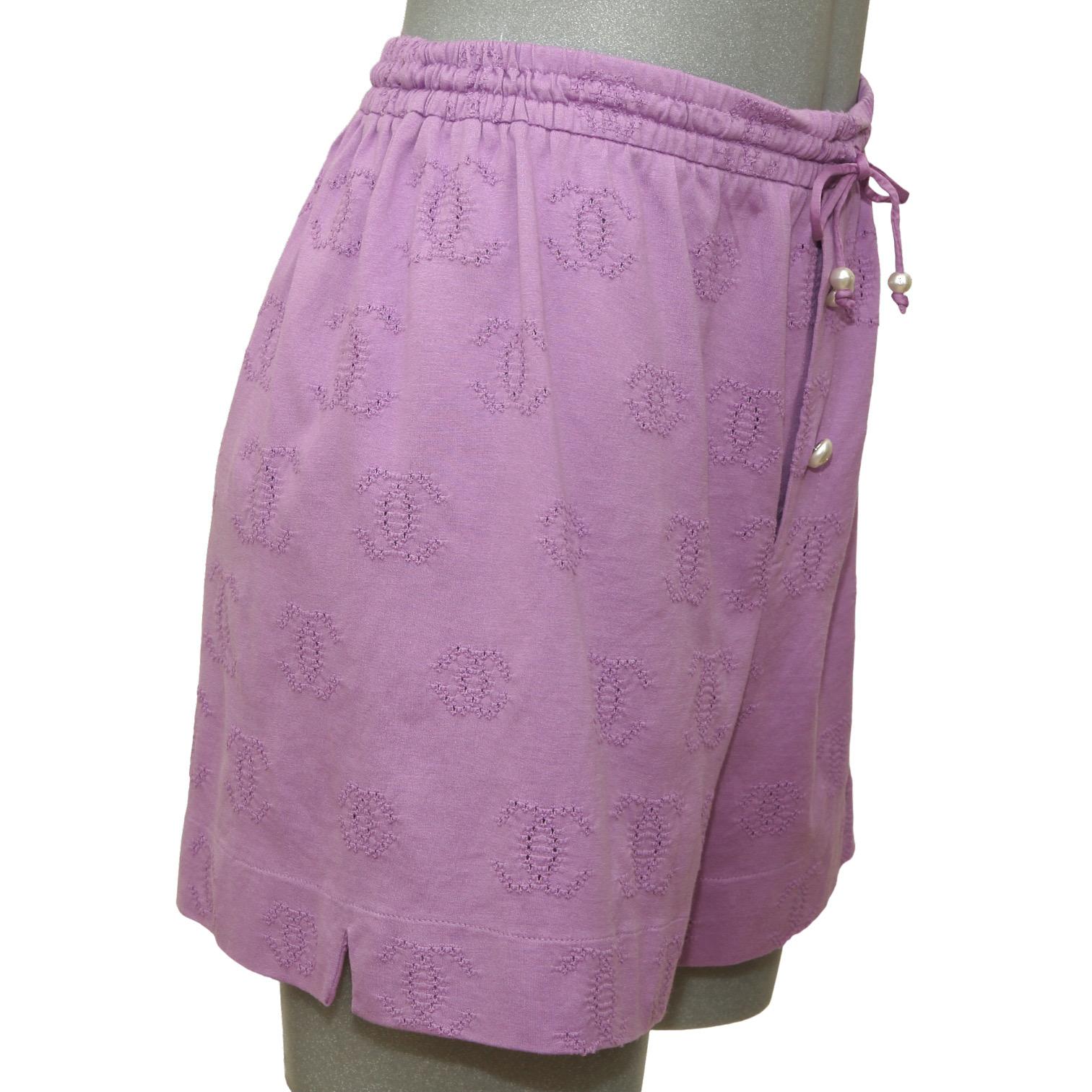 GUARANTEED AUTHENTIC CHANEL 22S CROPPED PURPLE LOGO SHORTS

Retailed excluding sales tax $1,800.

Matching Top Available In A Separate Listing.

Design:
- Purple logo CC.
- Slip on.
- Elastic Waist.
- CC faux pearls.

Size: XS

Material: 100%
