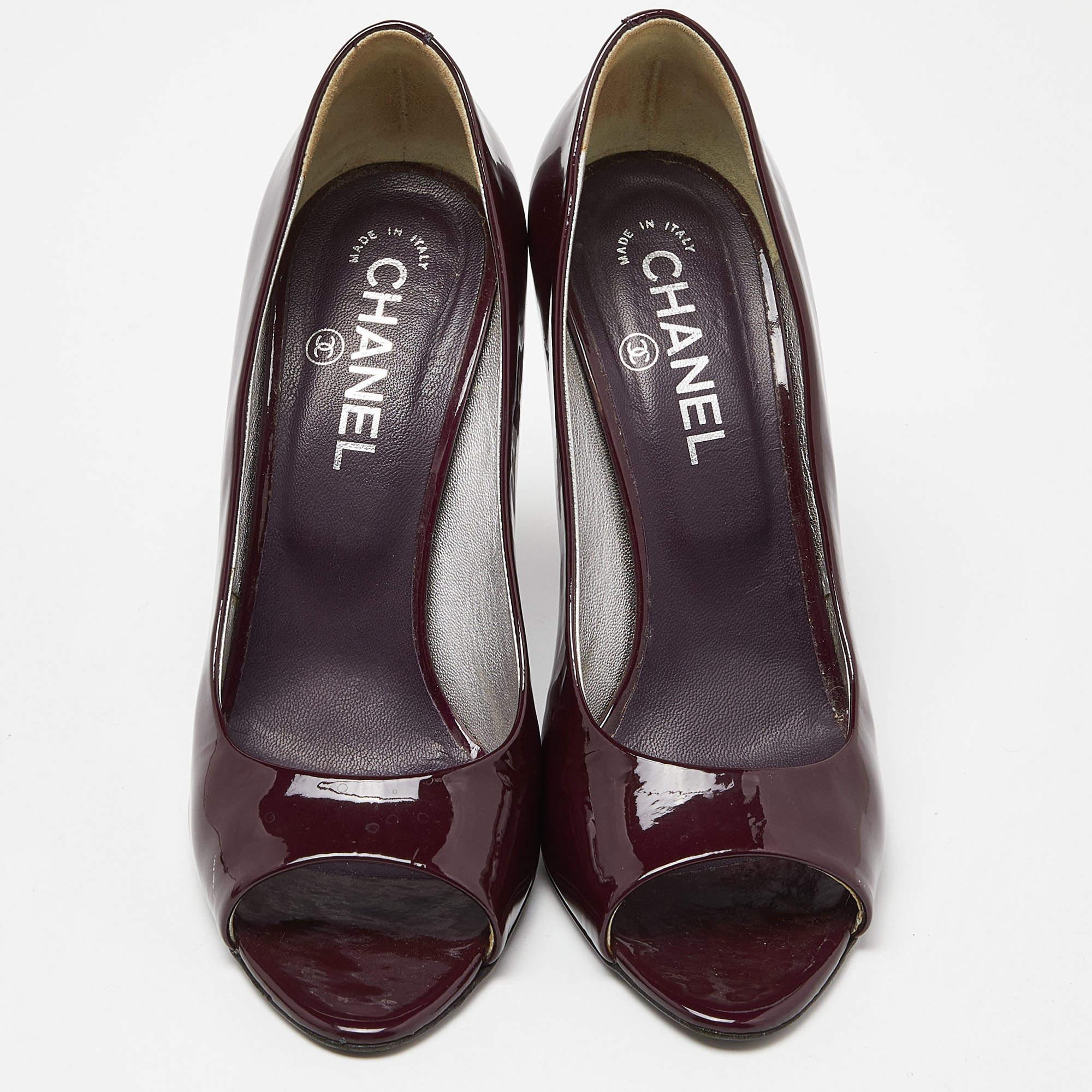 Chanel Purple/Silver Patent Leather Peep Toe CC Heel Pumps Size 39.5 In Fair Condition For Sale In Dubai, Al Qouz 2