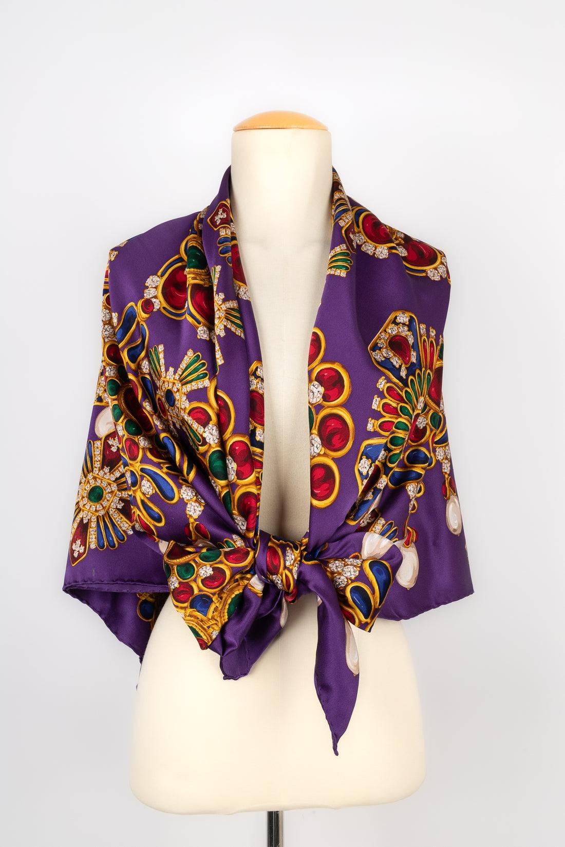 Chanel - (Made in France) Purple tone silk stole printed with jewelry.

Additional information:
Condition: Good condition
Dimensions: 140 cm x 140 cm

Seller Reference: FFC32