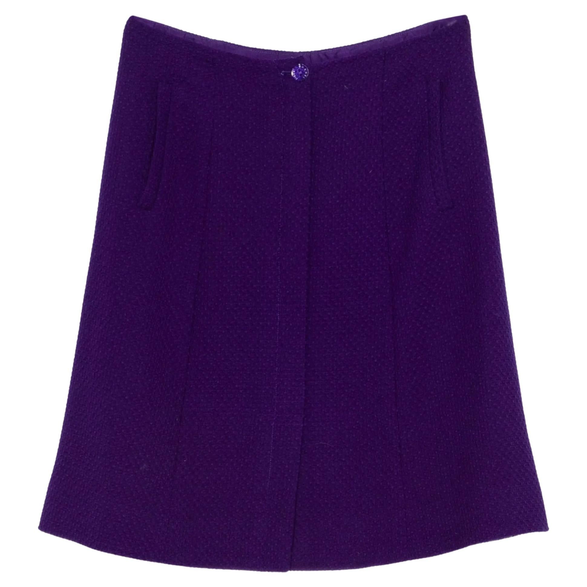 Chanel Falda de lana de tweed morada en venta