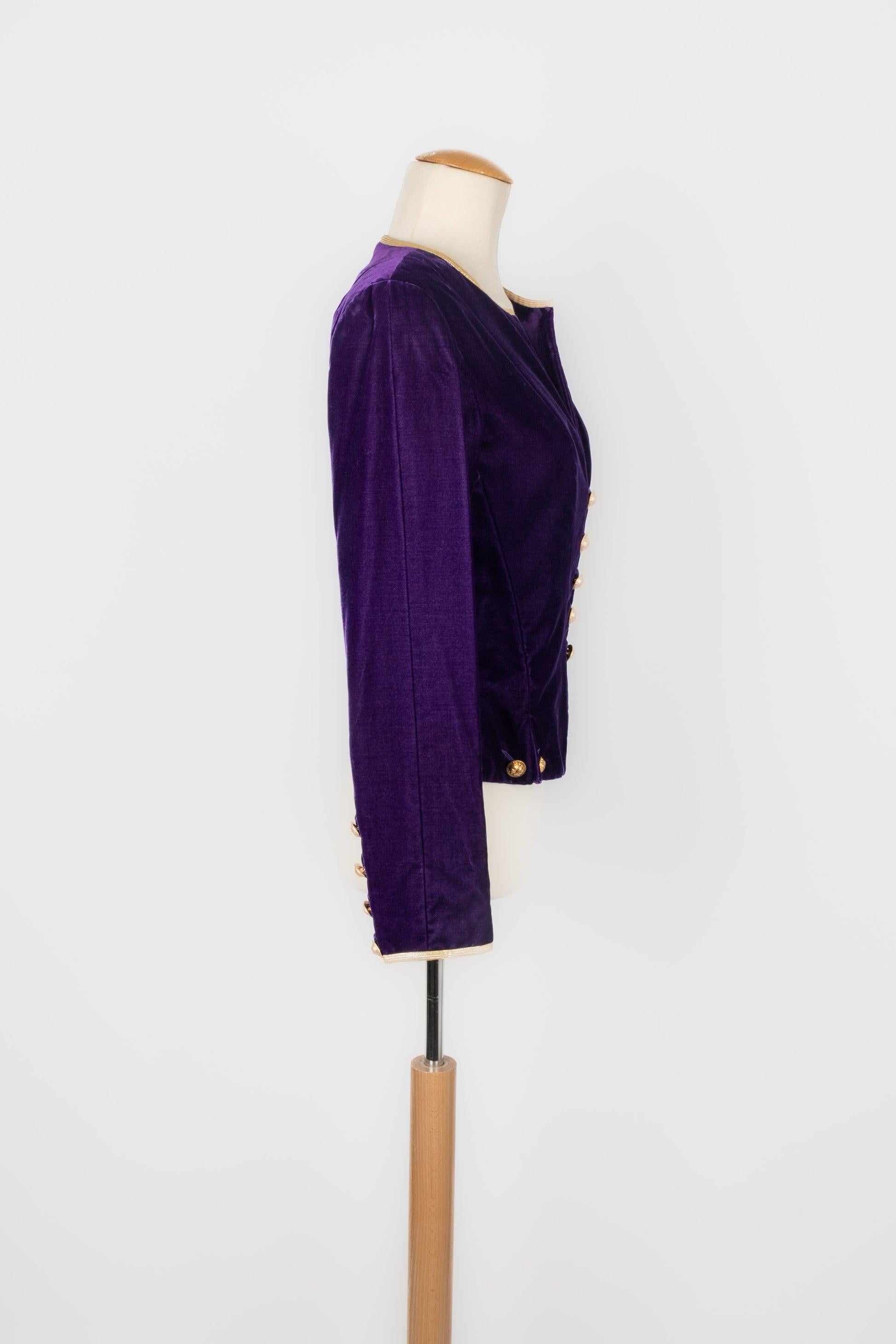Chanel - (Made in France) Giacca di velluto viola bordata con trecce dorate. Indicata la taglia 38FR. Buone condizioni generali, ma i bottoni non sono quelli originali. Collezione Autunno-Inverno 1993, sotto la direzione di Karl