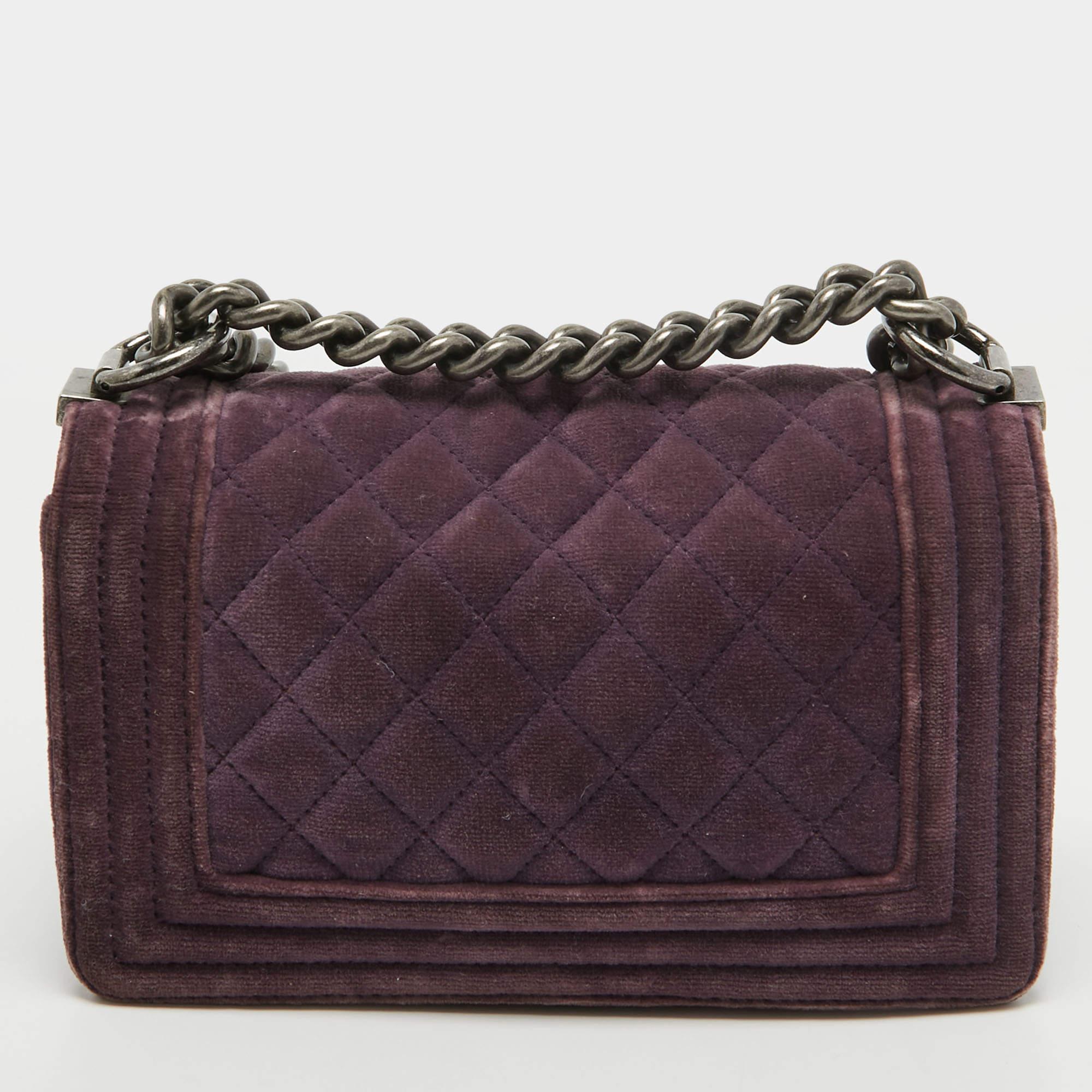 Designer bags are ideal companions for ample occasions! Here we have a fashion-meets-functionality piece crafted with precision. It has been equipped with a well-sized interior that can easily fit all your essentials.


