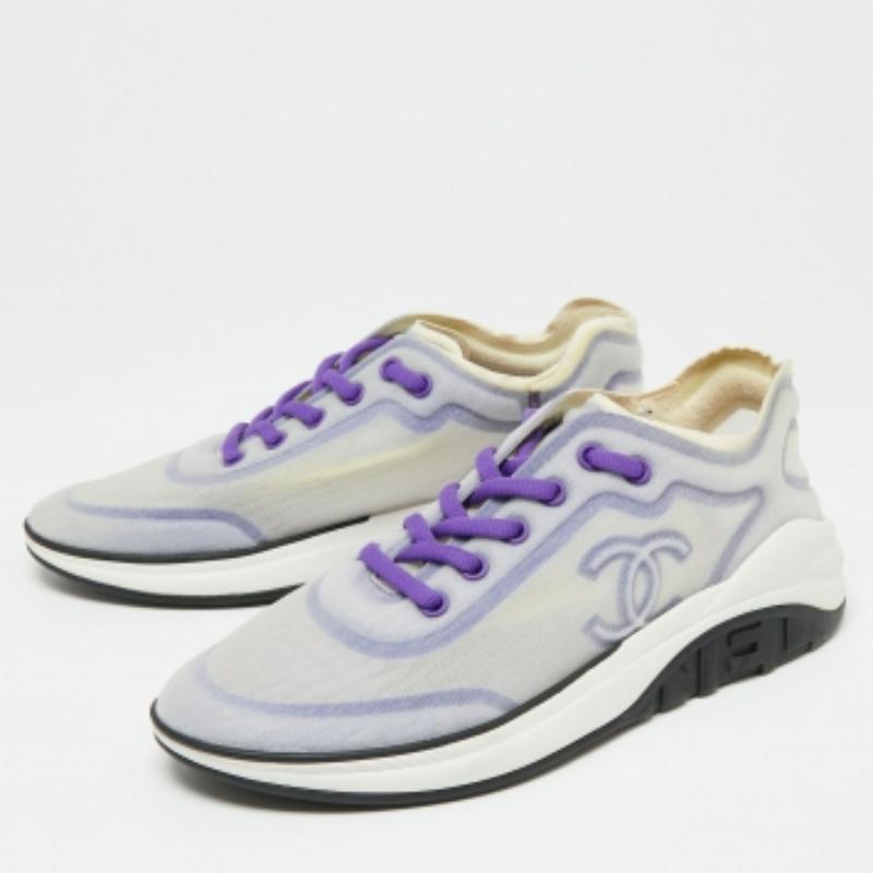 Con questo paio, Chanel dà una svolta alla moda alla classica sneaker bassa. Le sneakers CC sono costruite con rete e tessuto, fissate con lacci e rifinite con suole in gomma.
