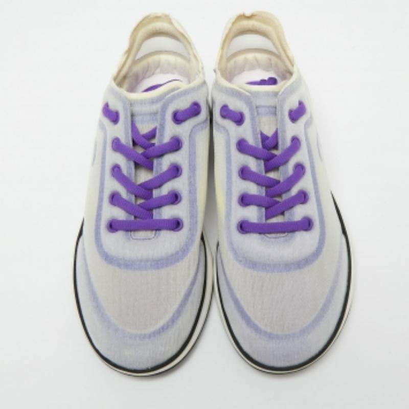 Grigio Chanel Scarpe da ginnastica con logo in rete e tessuto viola/bianco taglia 39 in vendita