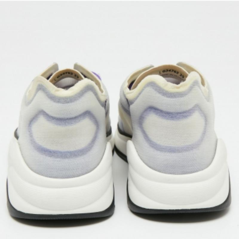 Chanel Scarpe da ginnastica con logo in rete e tessuto viola/bianco taglia 39 In condizioni buone in vendita a Dubai, Al Qouz 2