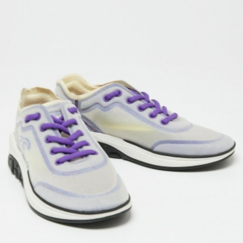 Donna Chanel Scarpe da ginnastica con logo in rete e tessuto viola/bianco taglia 39 in vendita
