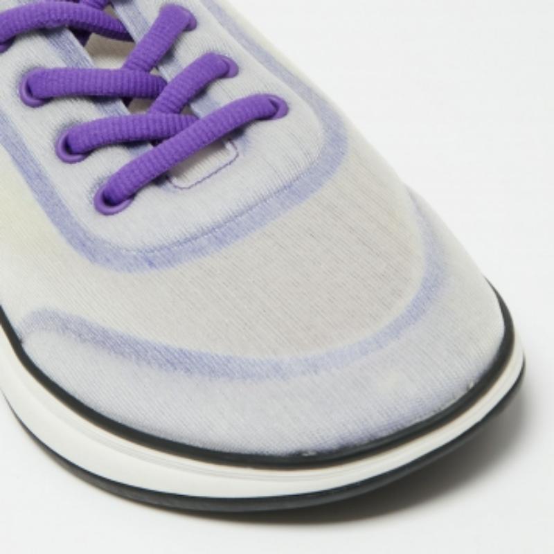 Chanel Scarpe da ginnastica con logo in rete e tessuto viola/bianco taglia 39 in vendita 1