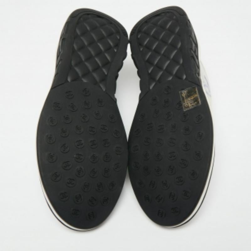 Chanel Scarpe da ginnastica con logo in rete e tessuto viola/bianco taglia 39 in vendita 2