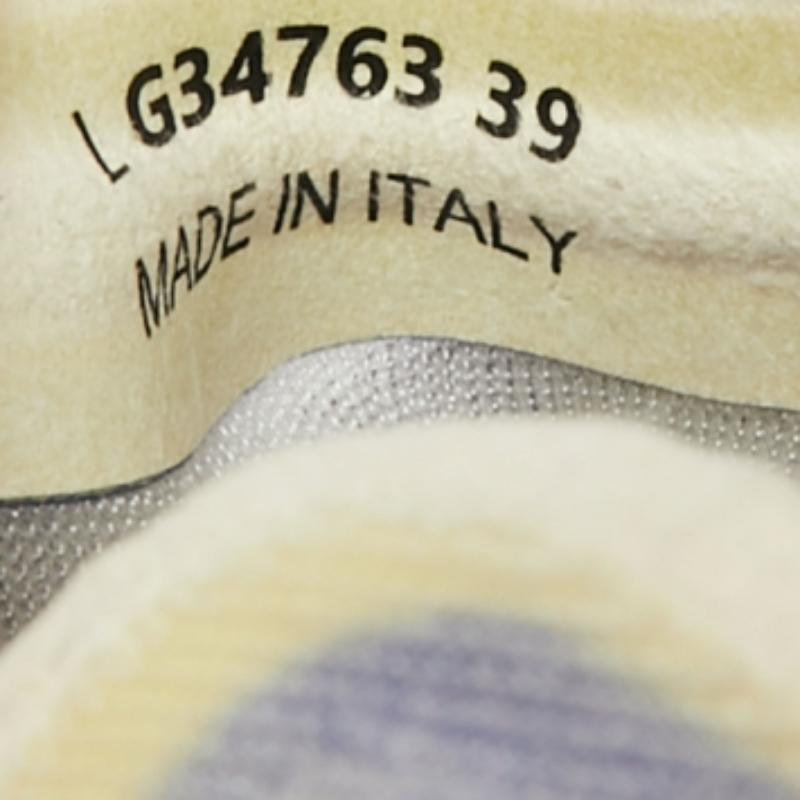 Chanel Scarpe da ginnastica con logo in rete e tessuto viola/bianco taglia 39 in vendita 3