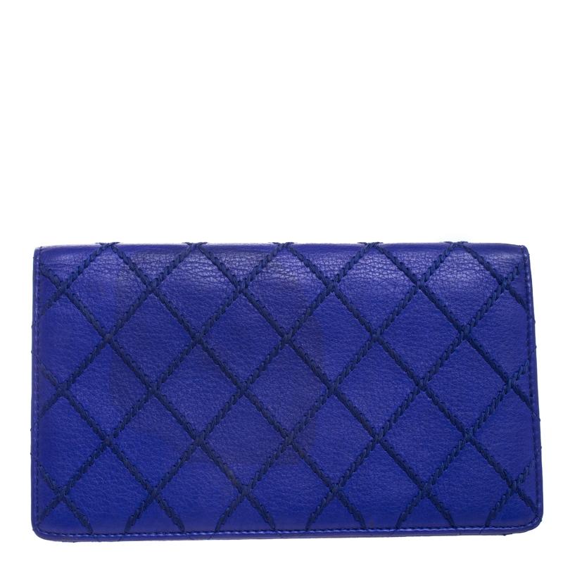 This Yen wallet from Chanel is a wonderful creation! This purple wallet is crafted from leather and features the signature quilted pattern all over the exterior along with the CC logo to the front. The bi-fold piece opens to a leather and fabric