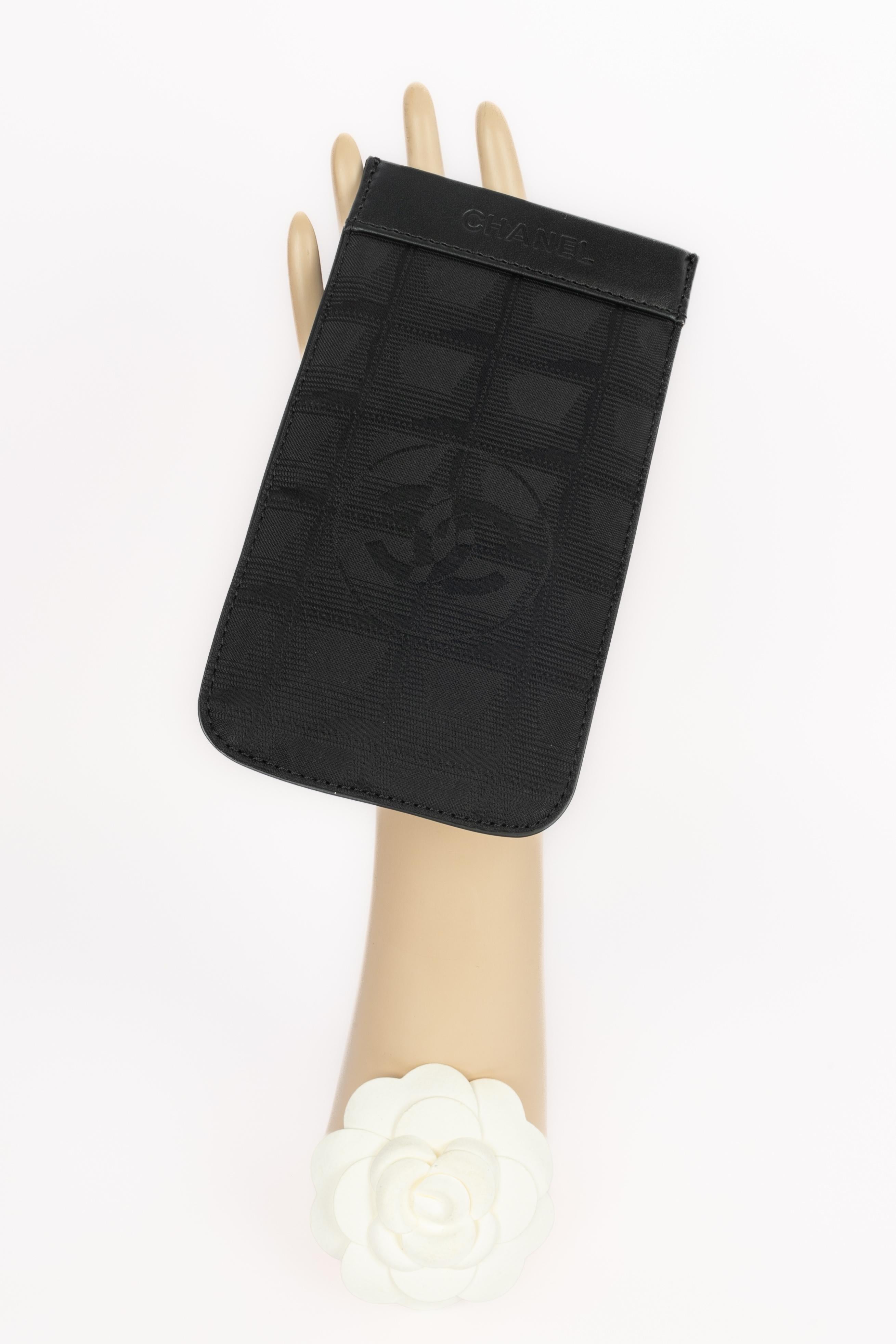 CHANEL - (Made in Italy) Black purse/case with black leather. Piece with a serial number and an authenticity card. A 2002/2003 Collection.

Condition:
Very good condition

Dimensions:
Height: 17.5 cm - Width: 10 cm

SKU:S7