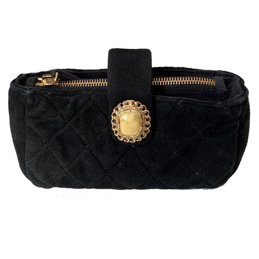Lovely accessory CHANEL, collection 2009-2010. This original purse is entirely in quilted black velvet calfskin. It consists of 2 bellows and a zipped pocket in the center. Everything closes with a magnetic clasp in black velvet calf decorated with