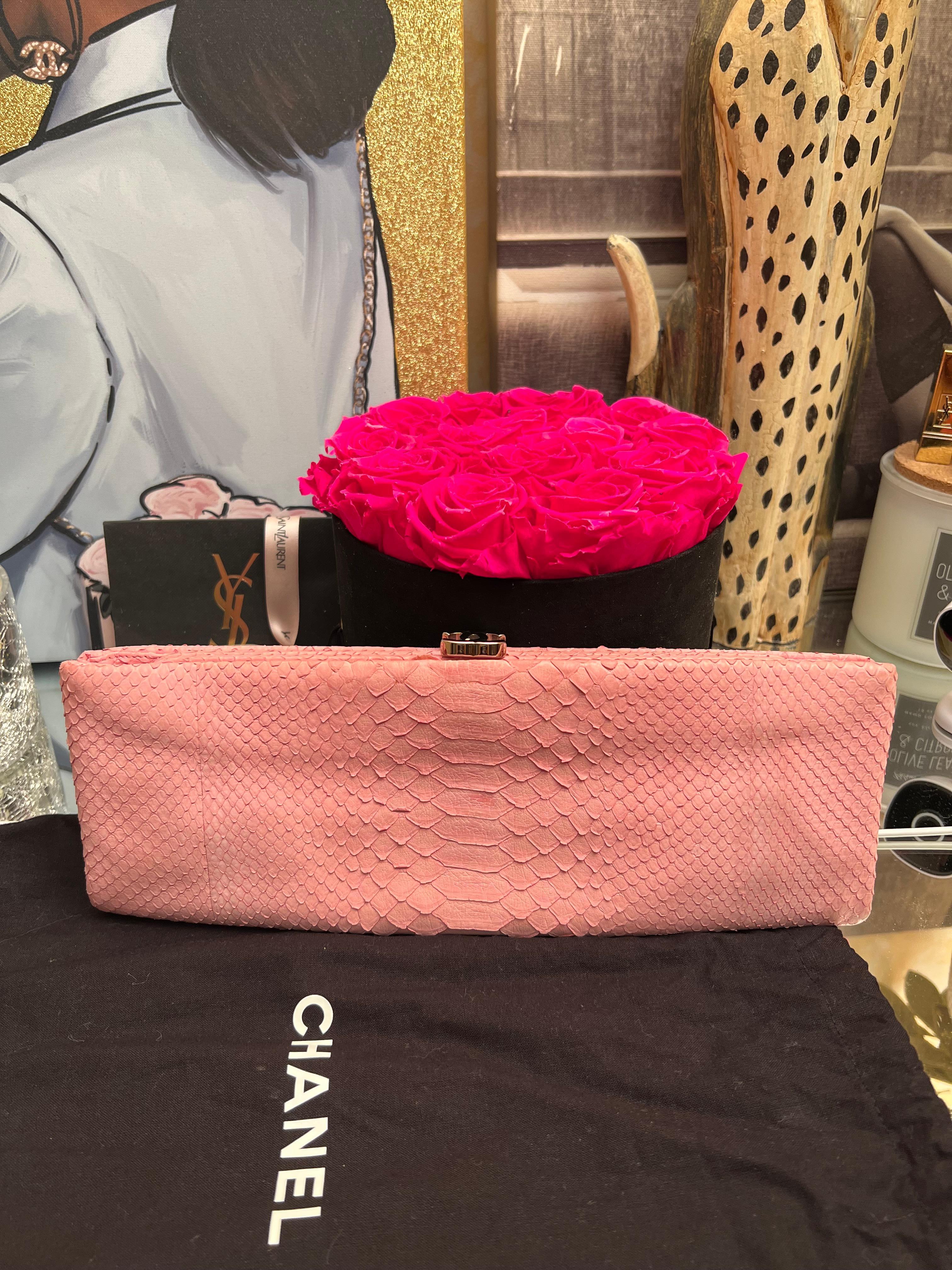 Chanel Python Clutch Rosa SHW.
Pre geliebt großen Zustand.
Wird mit Staubbeutel geliefert.