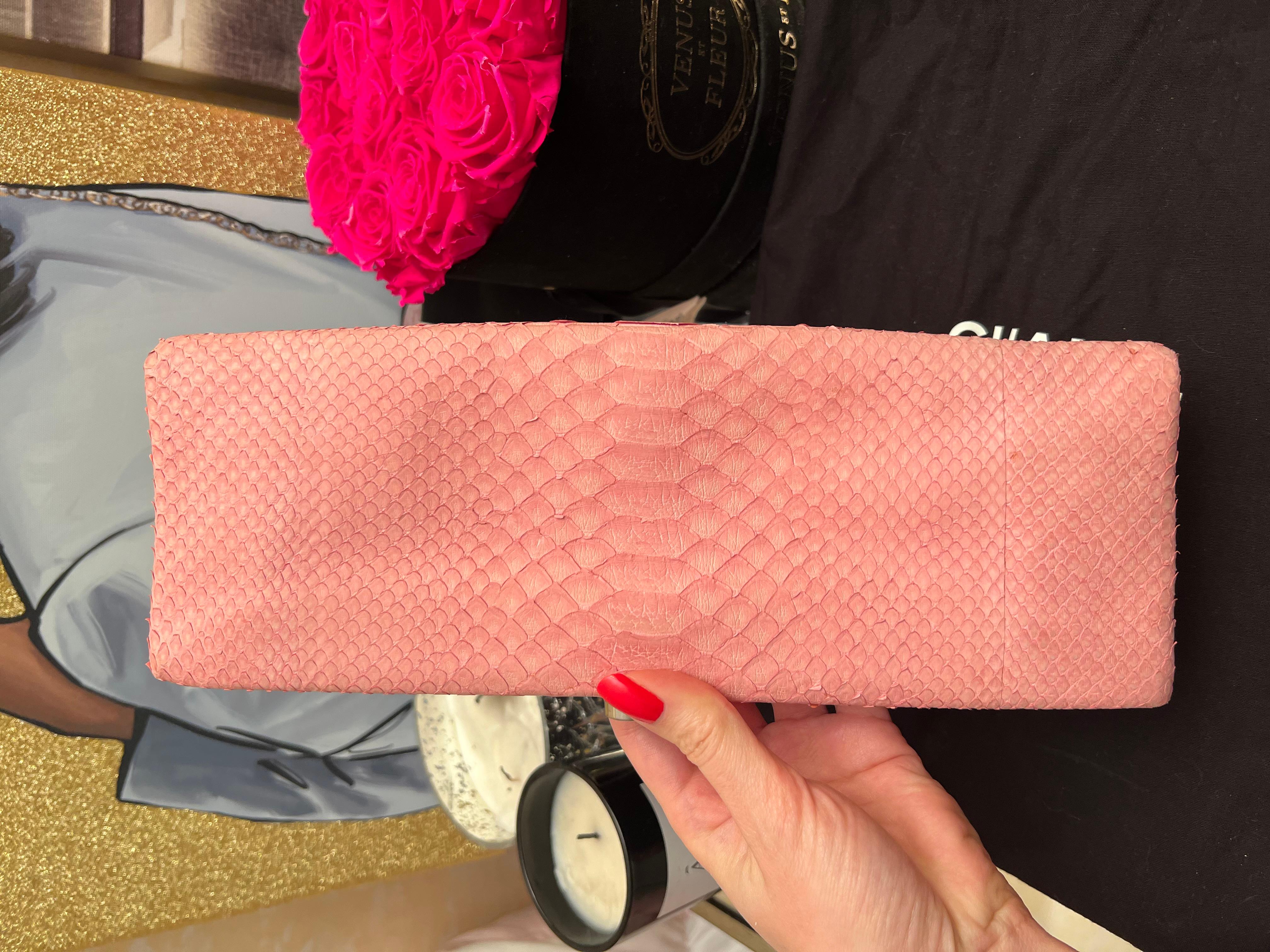 Chanel Python Clutch Rosa SHW im Zustand „Gut“ im Angebot in New York, NY