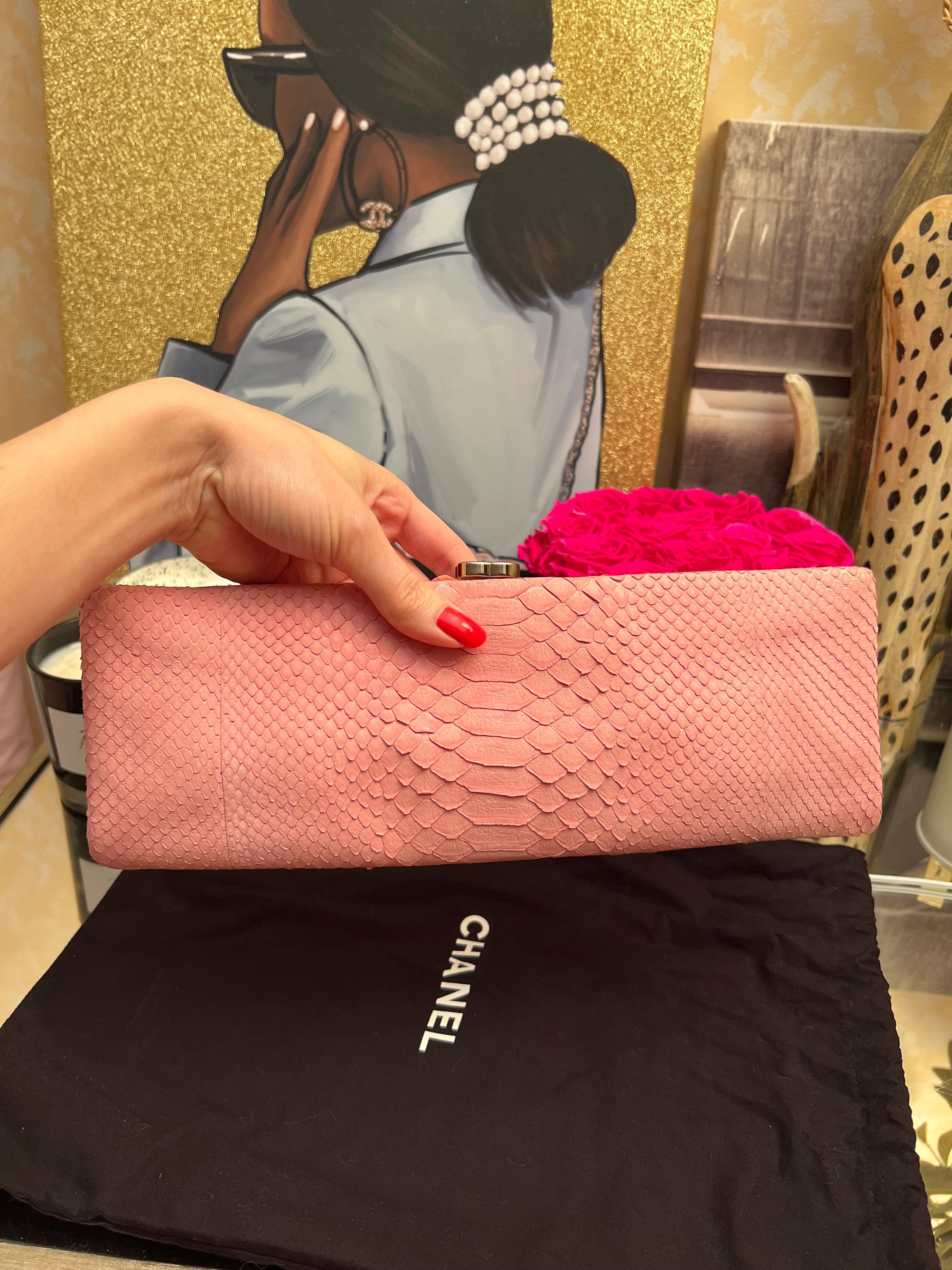 Chanel Python Clutch Rosa SHW im Angebot 3