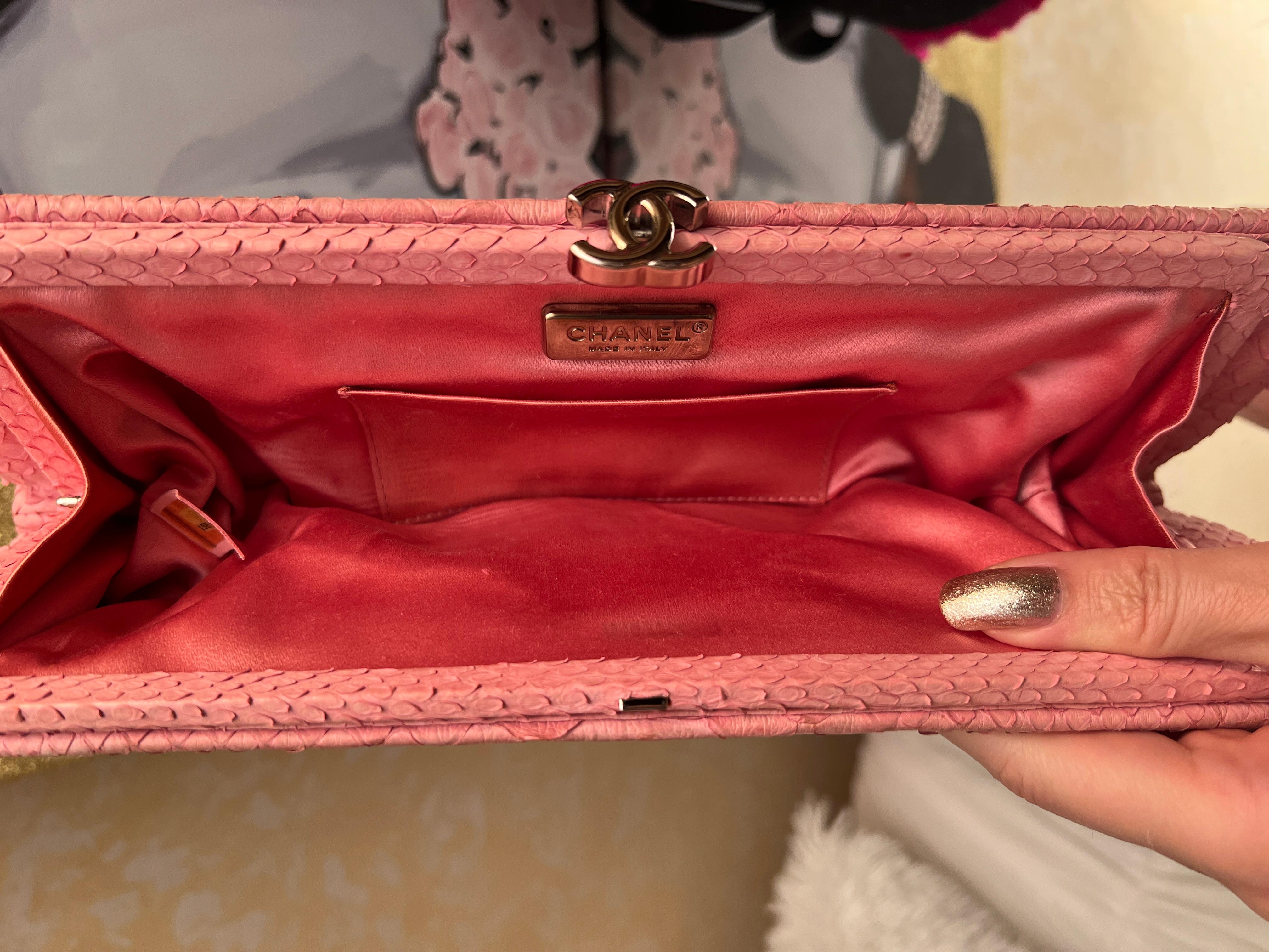 Chanel Python Clutch Rosa SHW im Angebot 4
