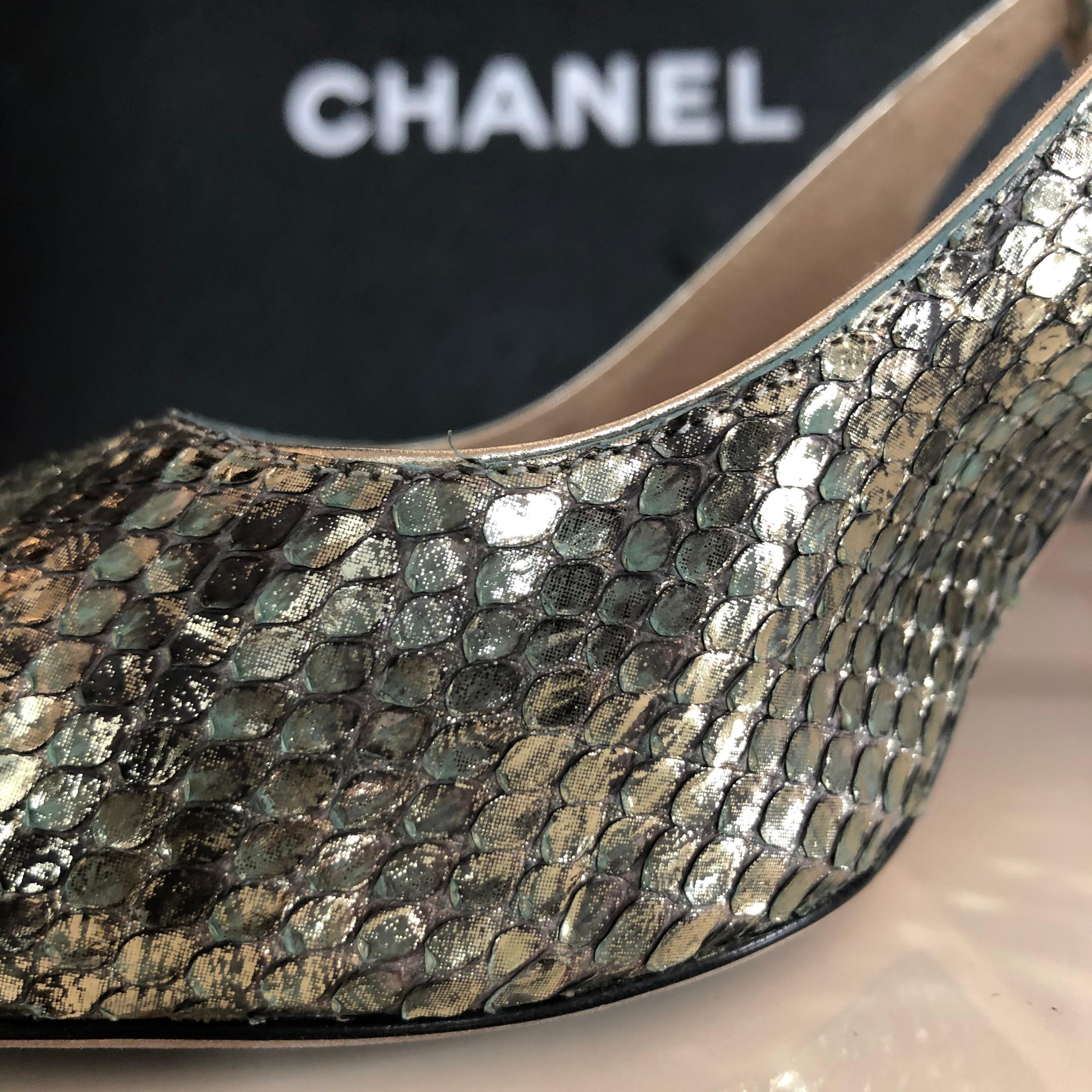 Chanel Slingbacks with a gold-tone buckle and a CC symbol at the back of the heel. The heels are covered with a cotton grosgrain fabric. Lovely python effect in green and gold tone. Gently worn. Th heels are in mint condition, and measure 8 cm high.