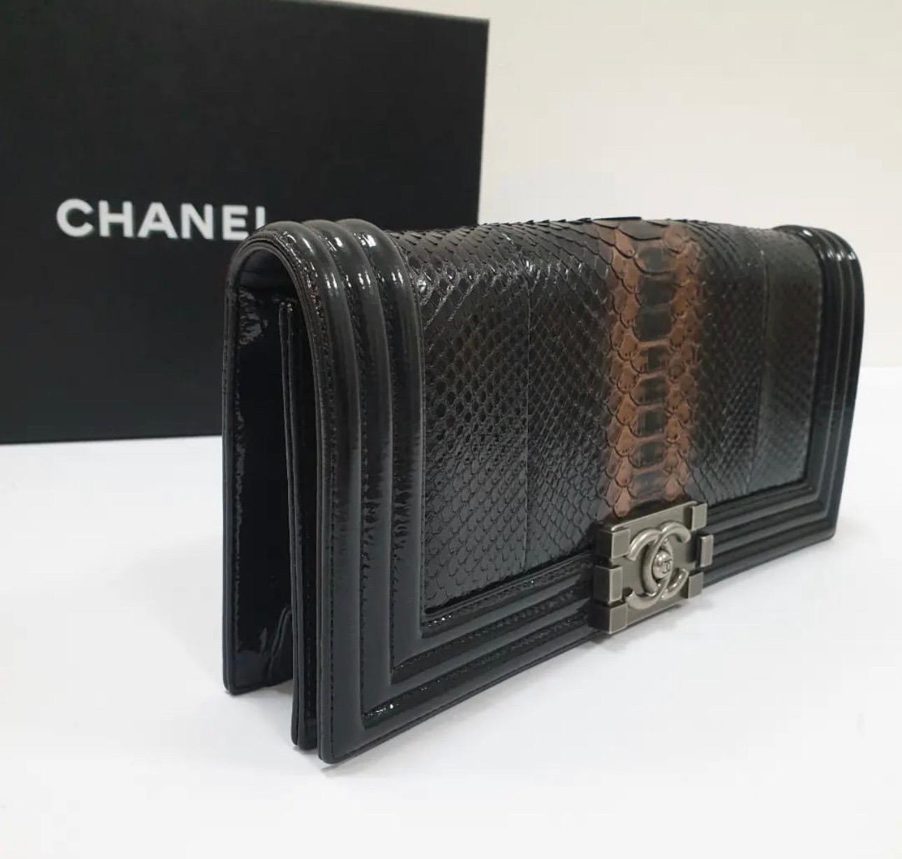 Rare Chanel Python Patent Boy Clutch

Linear-quilted Leather Frame

Gun-metal Square CC Press Lock

Black Leather Interior

Single Interior Flat Pocket

25*12.5*5 cm

Very good condition.

Signs of wear only under flap

No box. No dust bag.

