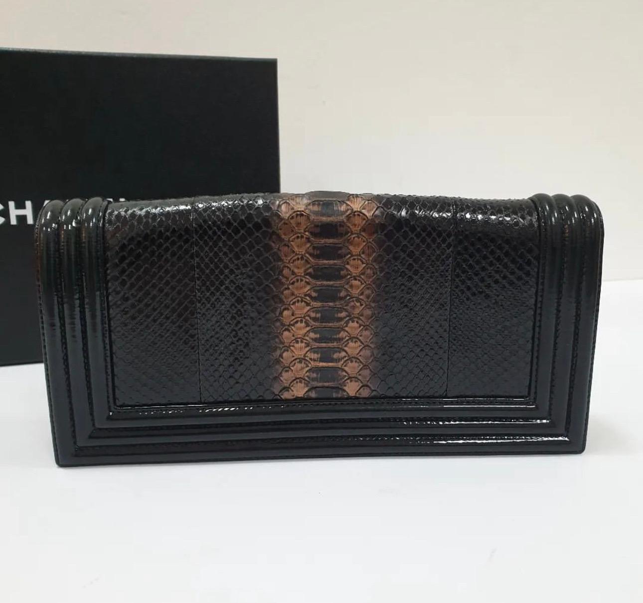 Chanel Python Lackleder Boy Clutch Tasche (Schwarz) im Angebot