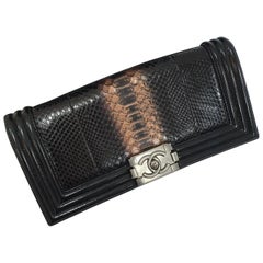 Pochette Boy en python verni de Chanel