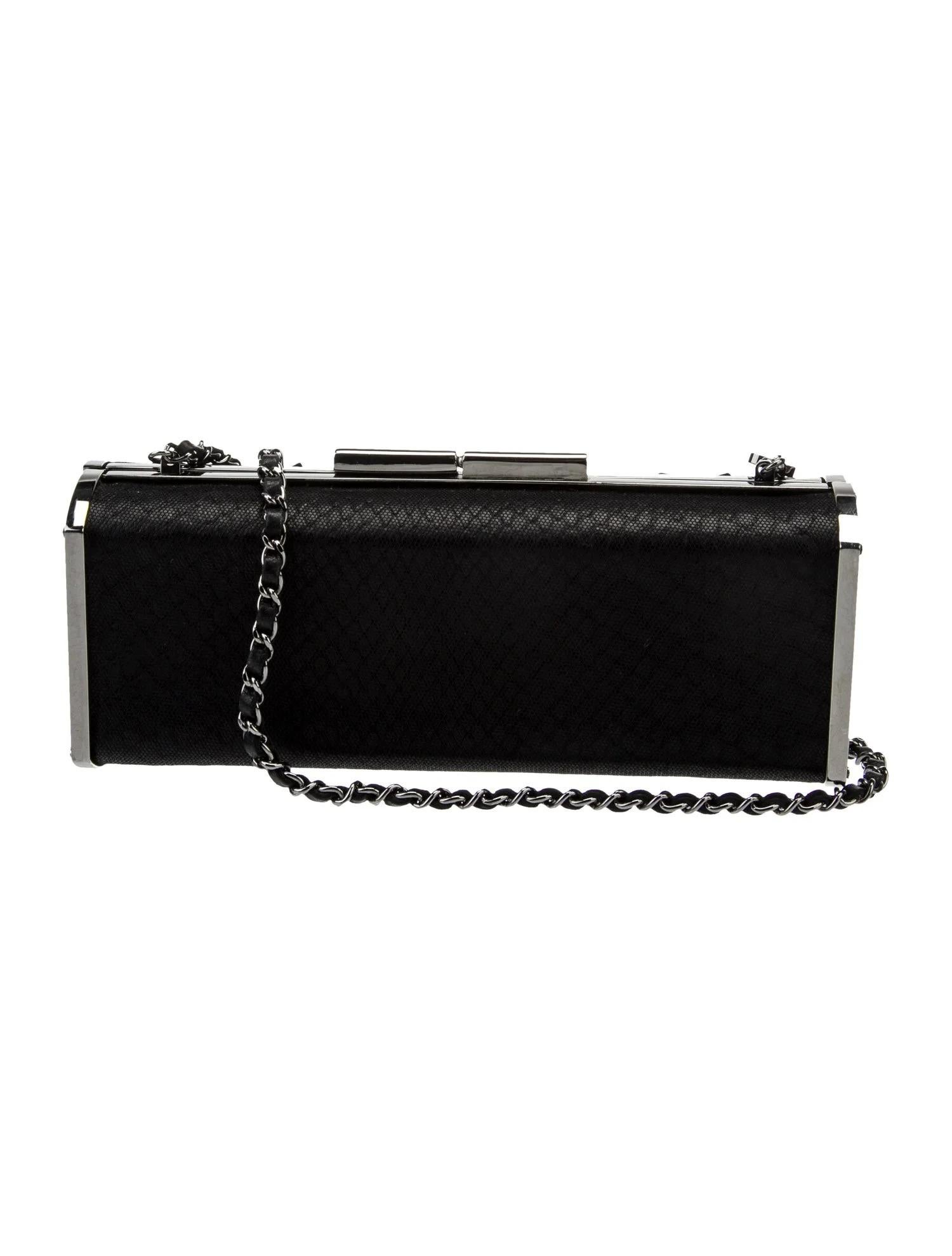 Chanel - Sac de soirée Minaudière à breloques en maille et imprimé python Bon état - En vente à Miami, FL