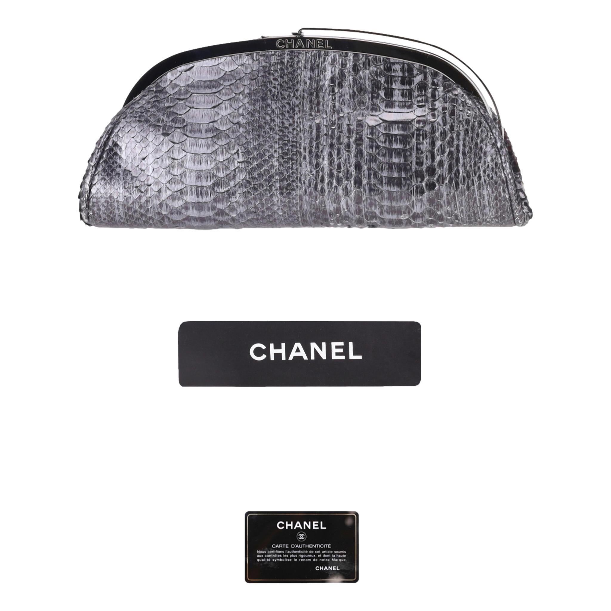 Wir bewundern - Chanel Pythonhaut Zeitlose Clutch Tasche

Dunkelsilberne Clutch Bag aus exotischem Pythonleder.

Der silberne Rahmen ist mit dem Chanel