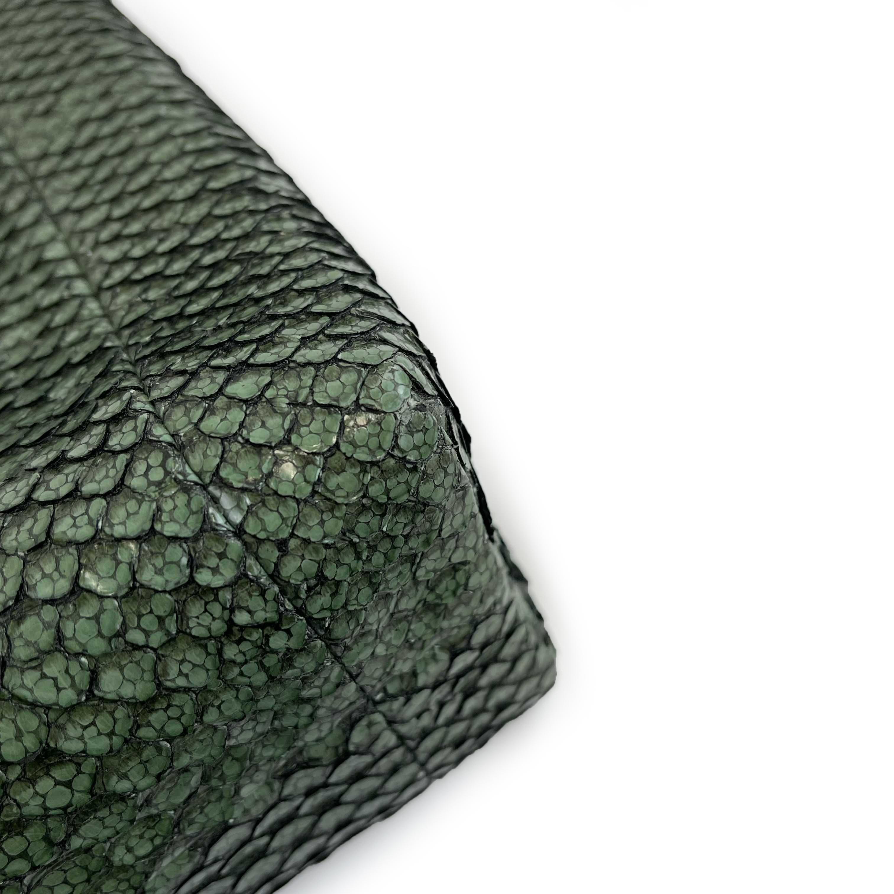 CHANEL - Bolso bandolera / Crossbody CC Kiss lock Piel de serpiente pitón verde en venta 4