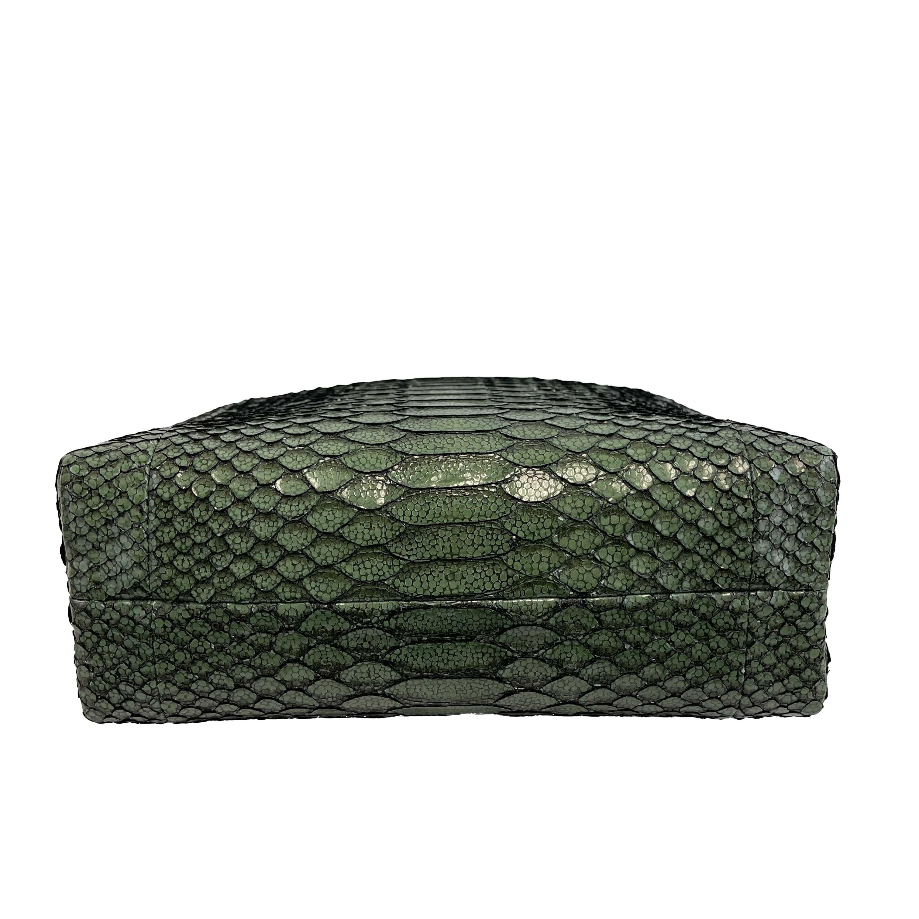 CHANEL - Python Snakeskin Green CC Kiss lock Shoulder Bag / Crossbody

Width: 8.25 in / 20.955 cm
Height: 7.25 in / 18.415 cm
Depth: 3 in / 7.62 cm
Strap Drop: 19.75 in / 50.165 cm
Details

Made In: Italy
Color: Green
Material: