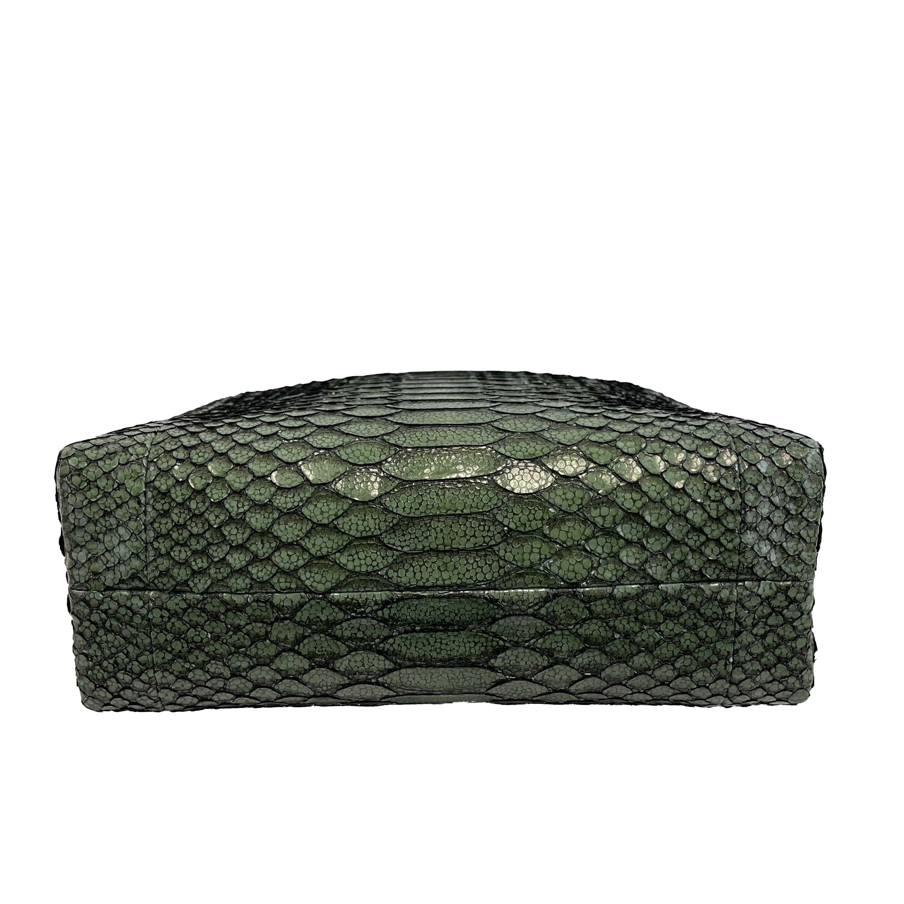 CHANEL - Bolso bandolera / Crossbody CC Kiss lock Piel de serpiente pitón verde

Anchura: 20,955 cm / 8,25 pulg.
Altura: 18,415 cm
Profundidad: 3 in / 7,62 cm
Caída de la correa: 50,165 cm / 19,75 pulg.
Detalles

Fabricado en: Italia
Color: