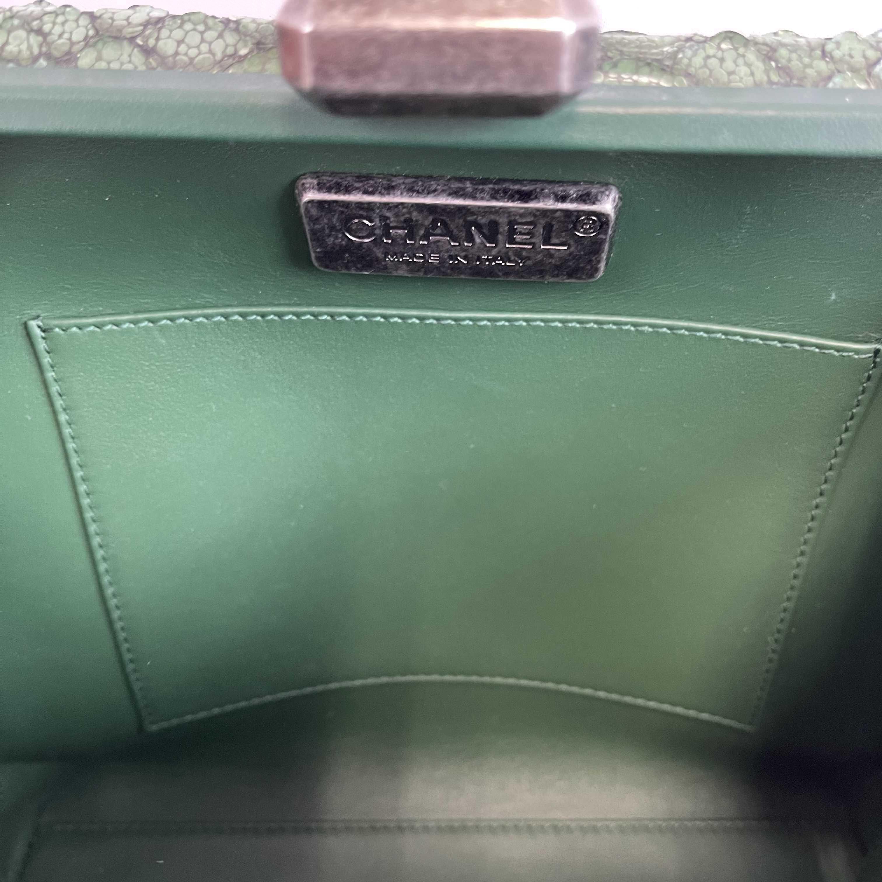 CHANEL - Python Snakeskin Green CC Kiss lock Shoulder Bag / Crossbody In Excellent Condition For Sale In Sanford, FL