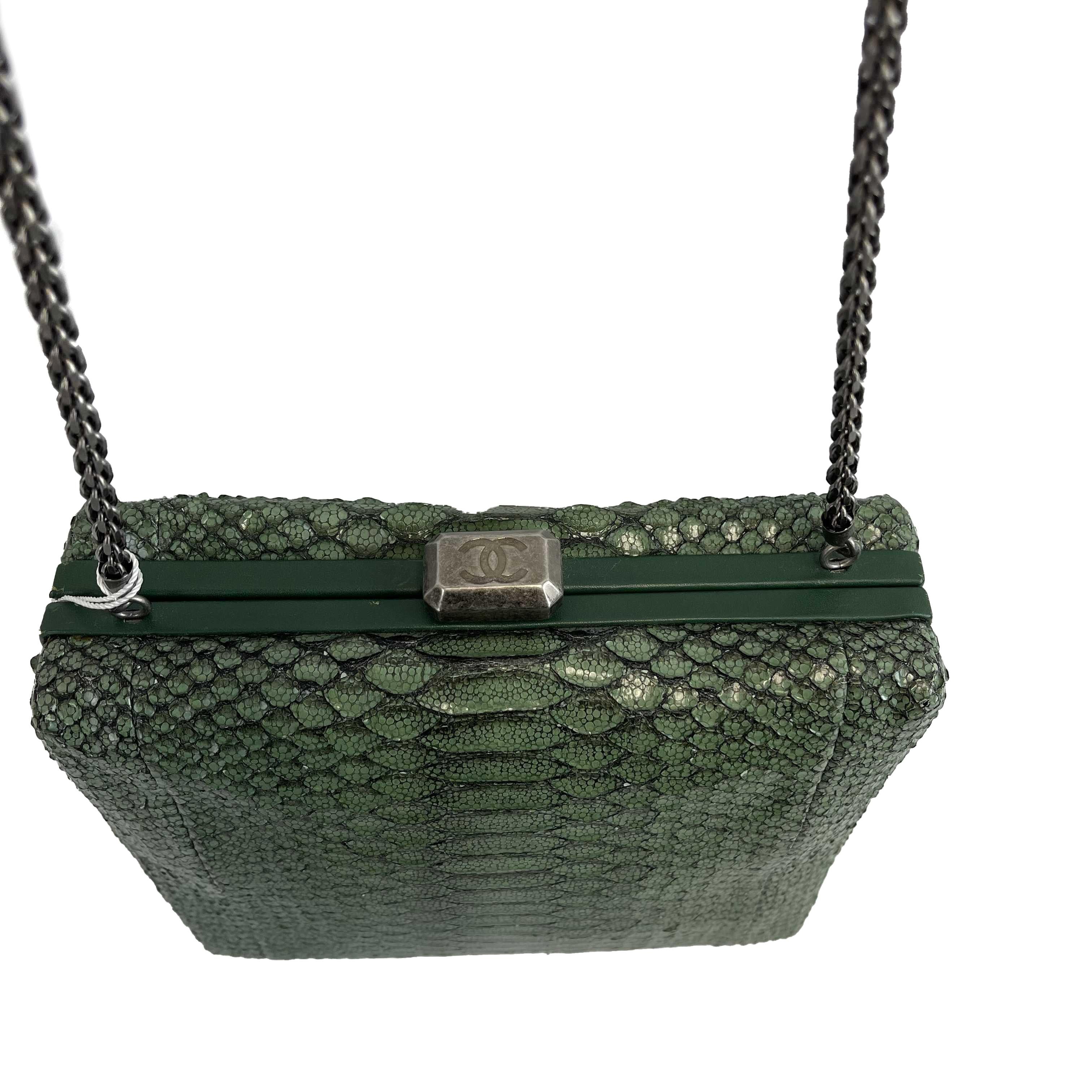CHANEL - Sac à bandoulière / sac à bandoulière en peau de serpent python vert CC Kiss lock en vente 2