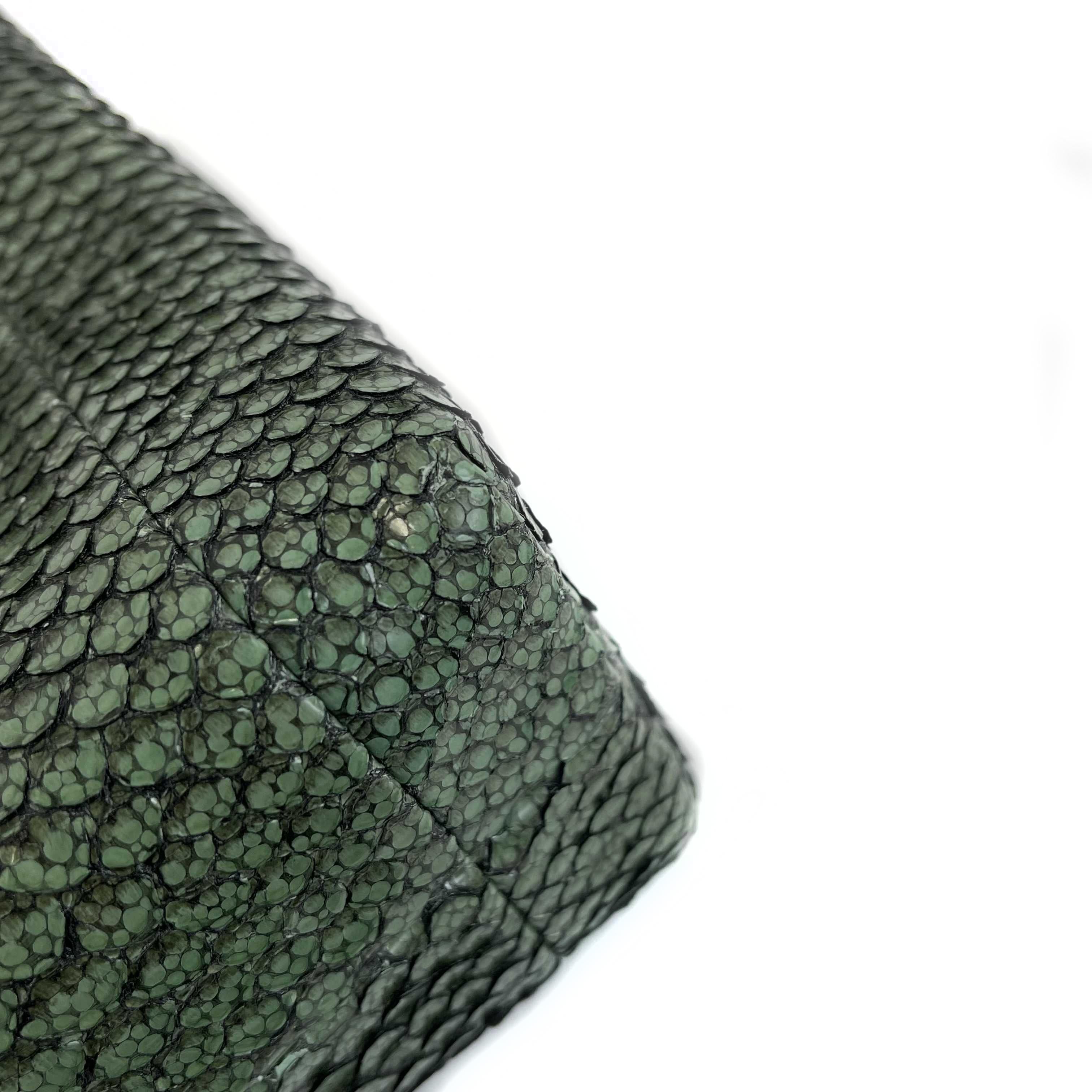 CHANEL - Bolso bandolera / Crossbody CC Kiss lock Piel de serpiente pitón verde en venta 2