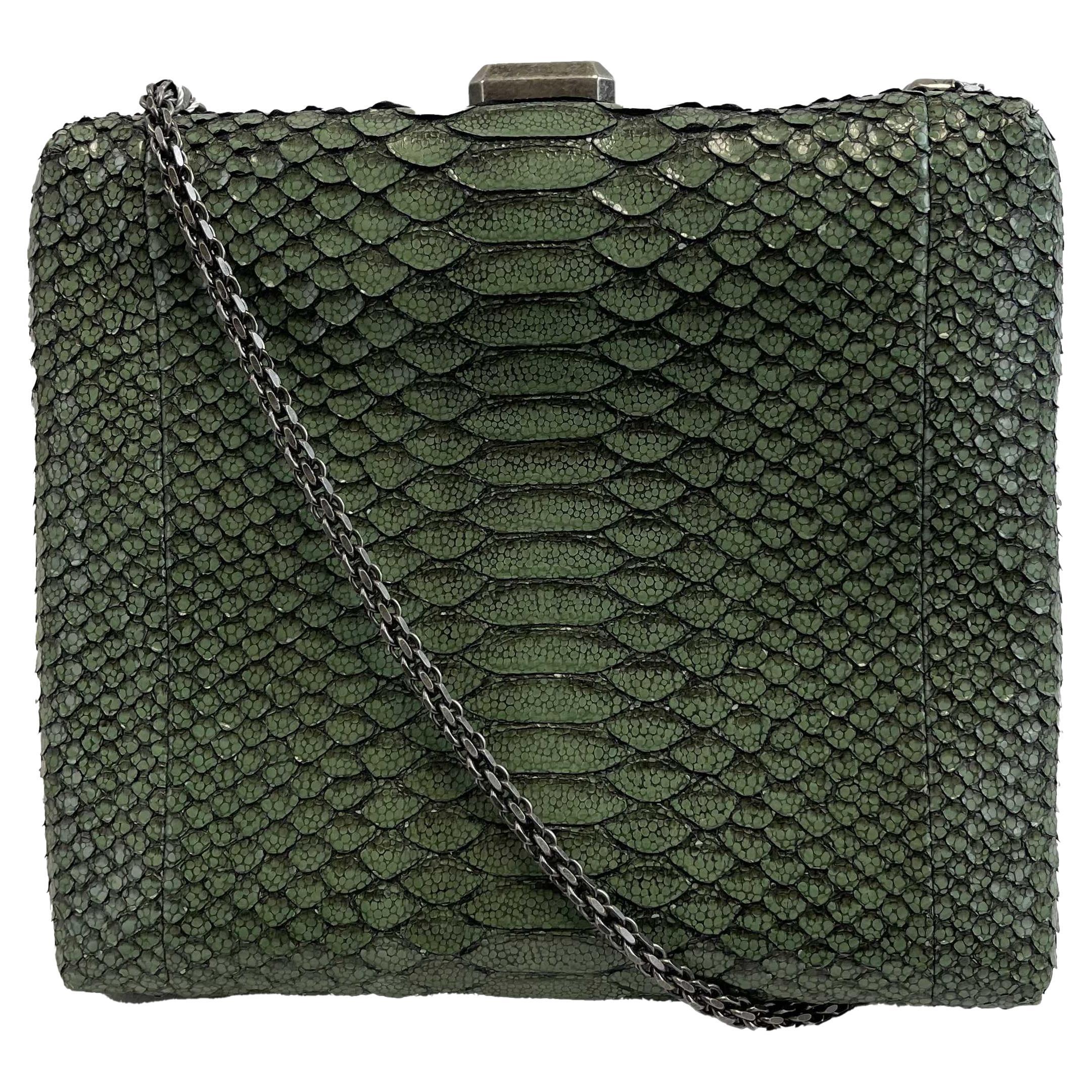 CHANEL - Bolso bandolera / Crossbody CC Kiss lock Piel de serpiente pitón verde en venta