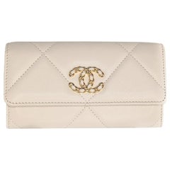 Chanel Portefeuille matelassé 19 à long rabat beige clair