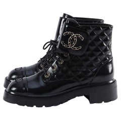 CHANEL QUILTED ANKLE BOOTS Schwarz mit Goldbeschlägen - Größe 39,5