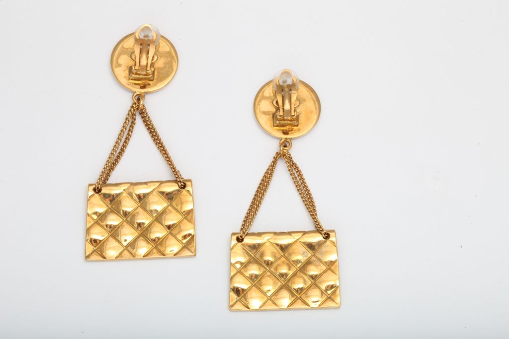 Chanel quilted bag 2.55 motif earrings In Excellent Condition For Sale In Chicago, IL