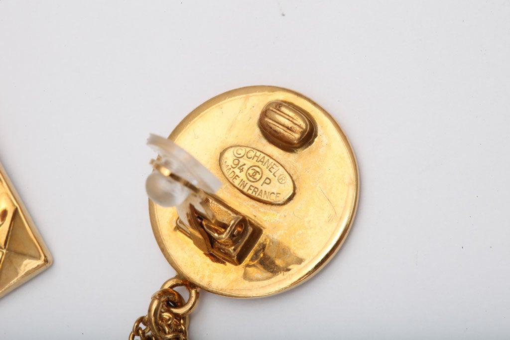 Women's Chanel quilted bag 2.55 motif earrings For Sale