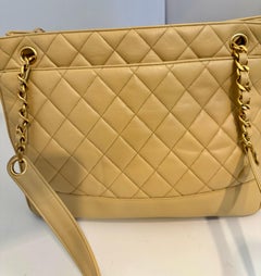Chanel Gesteppt Beige/ Cremefarbene Lammfell Große Shopper Kette Tote, goldene Hardware